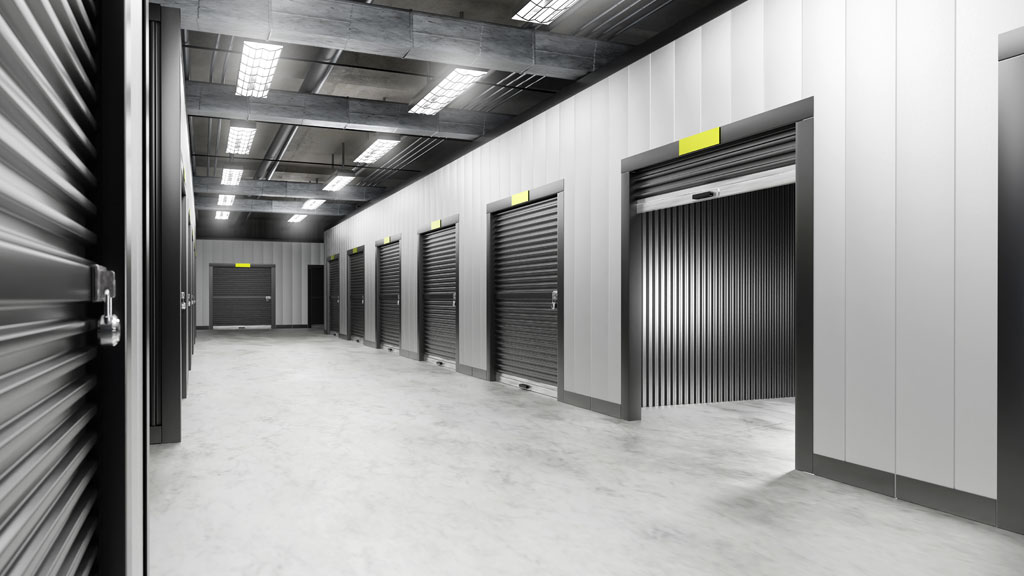 Caméra de surveillance et digicode à l'entrée d'un site de self-stockage